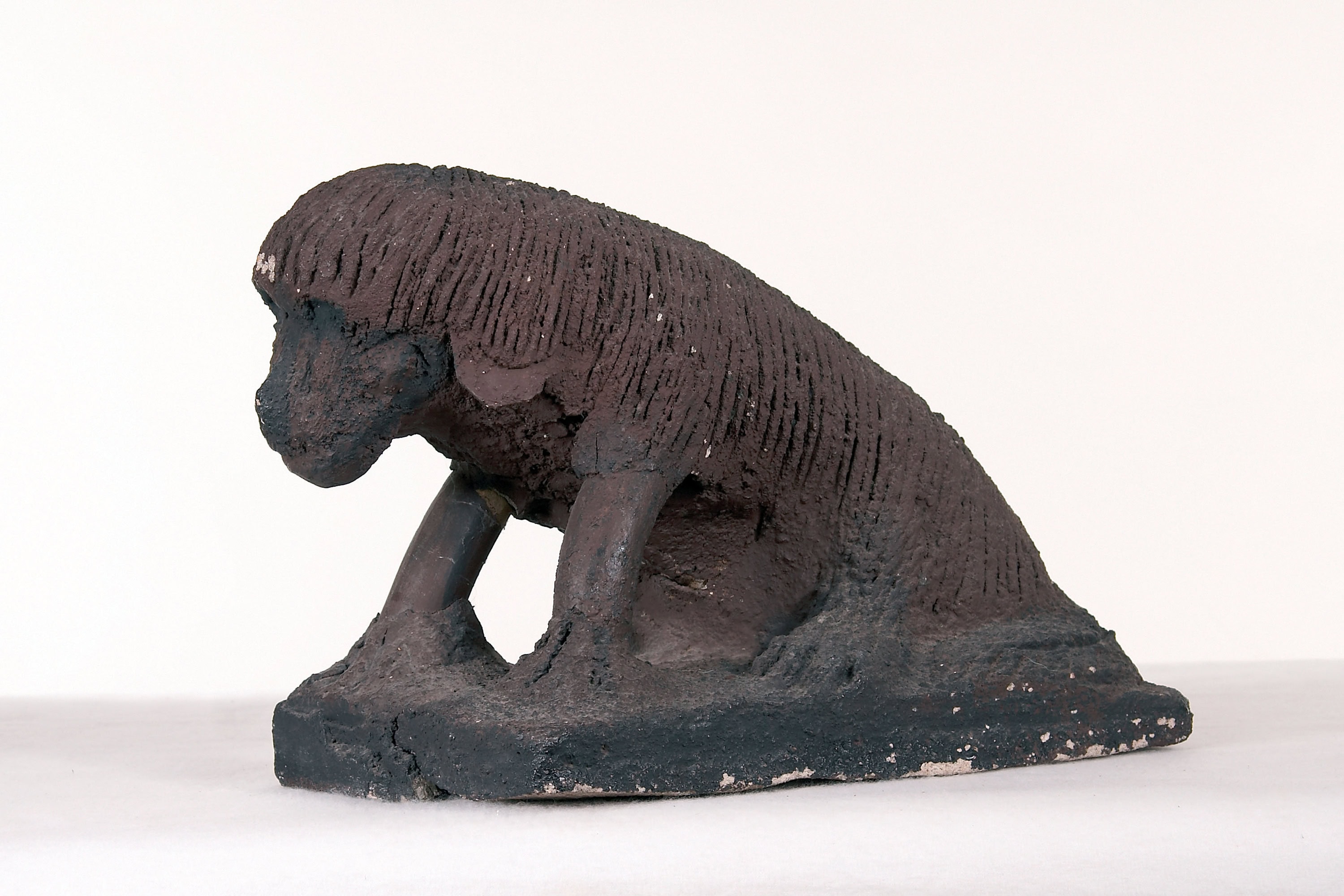 Erich Bödeker * 1904 – † 1971 in Recklinghausen (DEU) Brauner Hund I, undated concrete, wood 28 x 20 x 36.5 cm (Sammlung Zander | Naive Art)