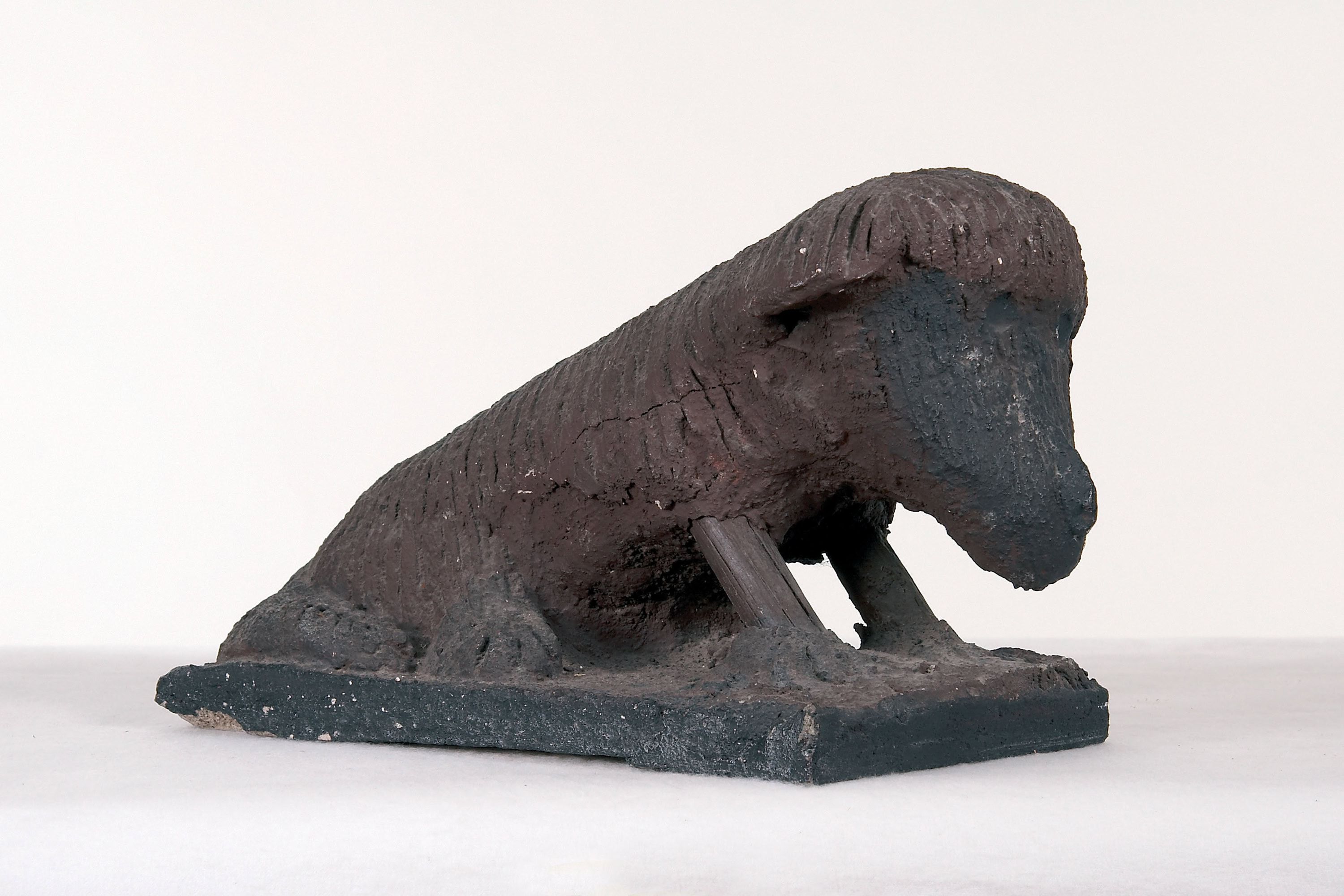 Erich Bödeker * 1904 – † 1971 in Recklinghausen (DEU) Brauner Hund II, undated concrete, wood 24 x 20 x 36 cm (Sammlung Zander | Naive Art)