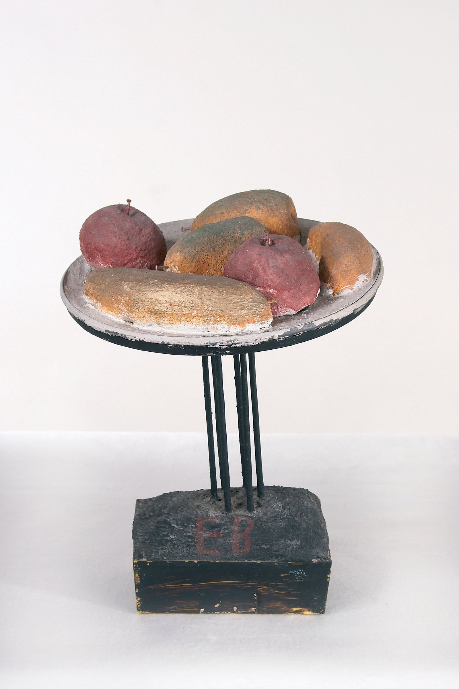 Erich Bödeker * 1904 – † 1971 in Recklinghausen (DEU) Obstschale, 1970 concrete, metal, plastic painted 40 x 31 x 31 cm (Sammlung Zander | Naive Art)